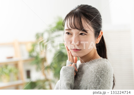 女性　スキンケア　トラブル 131224714