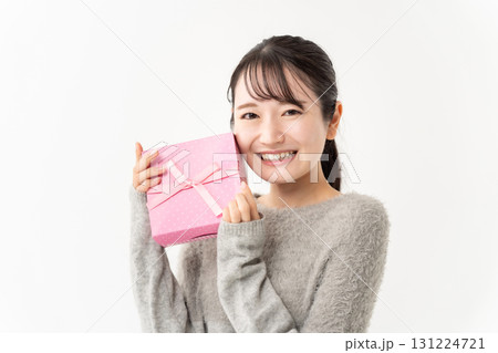 プレゼントを持つ女性 プレゼントを持つ女性 131224721