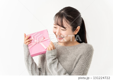 プレゼントを持つ女性 プレゼントを持つ女性 131224722