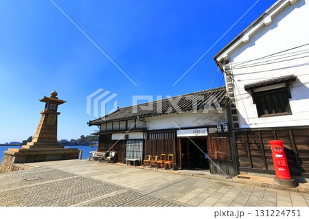 【広島県】快晴の鞆の浦 いろは丸展示館と常夜灯 【広島県】快晴の鞆の浦 いろは丸展示館と常夜灯 131224751