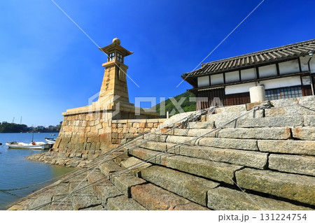 【広島県】快晴の鞆の浦　常夜灯 131224754