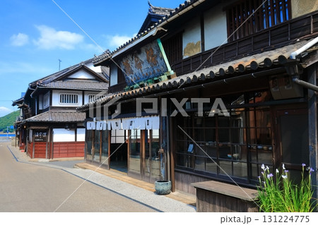 【広島県】晴天の鞆の浦の町並み 131224775