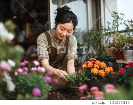 花壇で草花を育てる女性 131225356