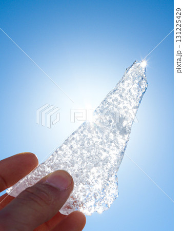 美しい薄氷 冬の風景 美しい薄氷 冬の風景 131225429