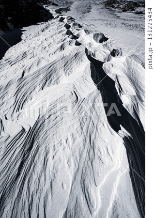 雪面のシュカブラ　冬の風景 131225434