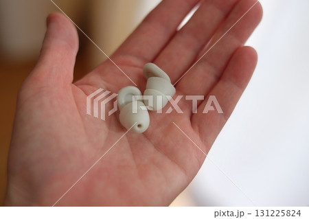 手の平のせた耳栓 131225824