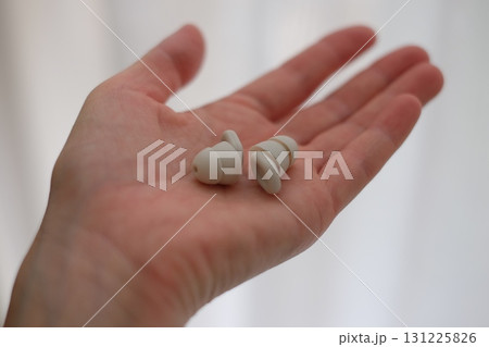 手の平のせた耳栓 131225826