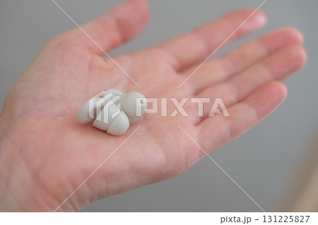 手の平のせた耳栓 131225827