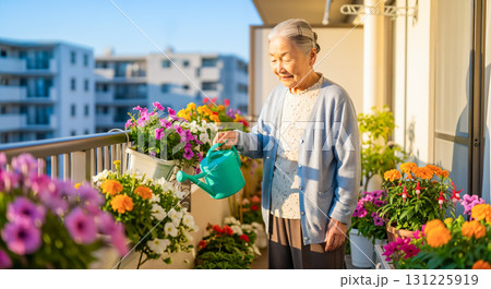 老後の趣味としてベランダで花を育てる年配の女性 131225919