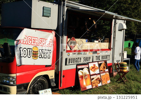 人気のキッチンカー　観光地のキッチンカー　イベント会場のランチ 131225951