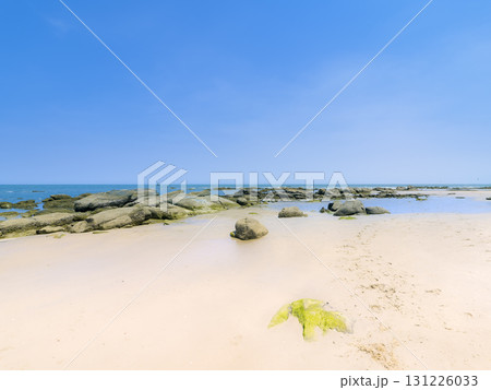 タイ・フアヒンの海岸と青い海 / Hua Hin Beach, Thailand 131226033