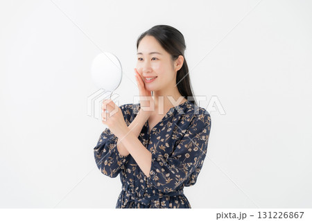鏡を見る女性 131226867