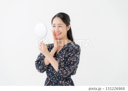 鏡を見る女性 鏡を見る女性 131226868
