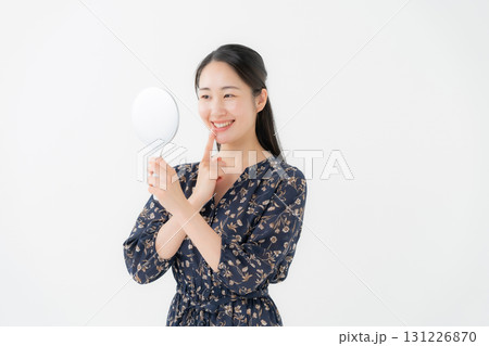 鏡を見る女性　デンタル 131226870