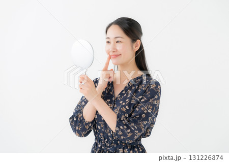 鏡を見る女性 131226874