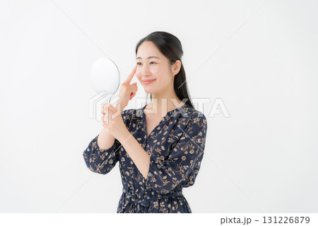 鏡を見る女性 鏡を見る女性 131226879
