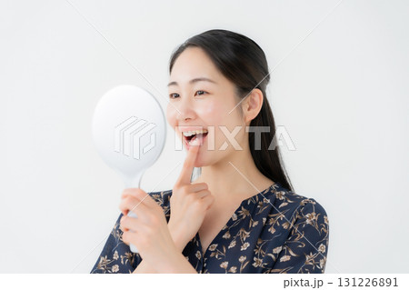鏡を見る女性　デンタル 131226891