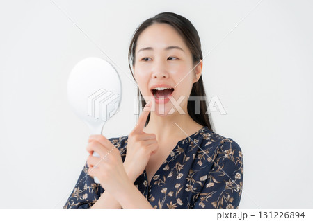 鏡を見る女性　デンタル 131226894