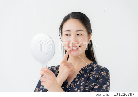 鏡を見る女性　デンタル 131226897