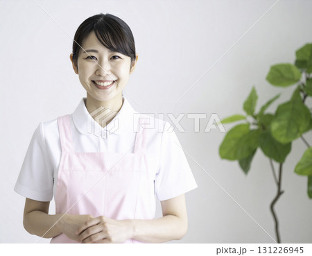介護施設で働く笑顔の女性スタッフ 131226945