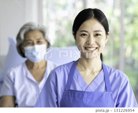 介護施設で働く笑顔の女性スタッフ 131226954