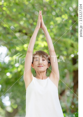 ヨガ　女性　屋外 131227104