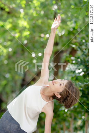 ヨガ　女性　屋外 131227114