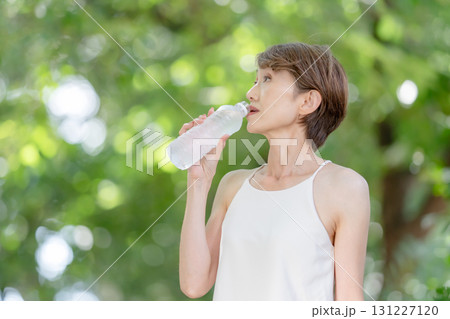 女性　屋外　水 131227120