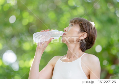 女性　屋外　水 131227123
