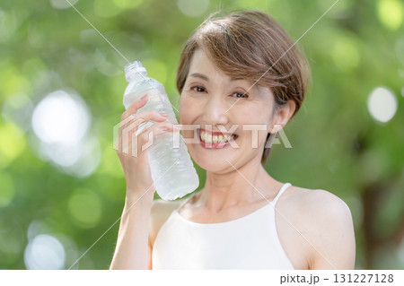 女性 屋外 水 女性 屋外 水 131227128