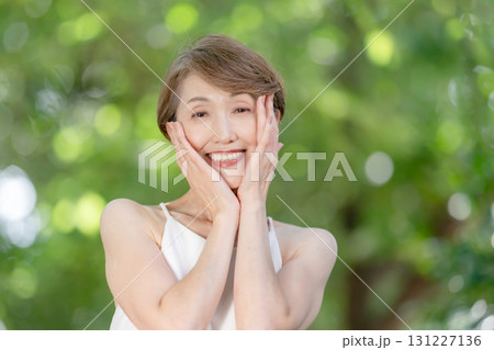 女性　屋外　ビューティー 131227136