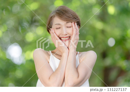 女性　屋外　ビューティー 131227137