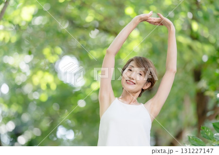 ヨガ　女性　屋外 131227147