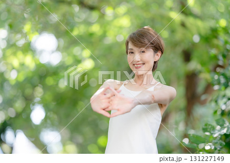 ヨガ 女性 屋外 ヨガ 女性 屋外 131227149