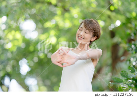 ヨガ　女性　屋外 131227150