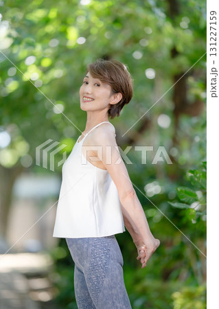 ヨガ　女性　屋外 131227159