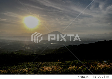 岩手県盛岡市天峰山からみた岩手山の夕景と下草の輝き 岩手県盛岡市天峰山からみた岩手山の夕景と下草の輝き 131227176