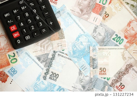Brazilian reais banknotes and calculator. The current Brazil real money bills and calculator Brazilian reais banknotes and calculator. The current Brazil real money bills and calculator 131227234
