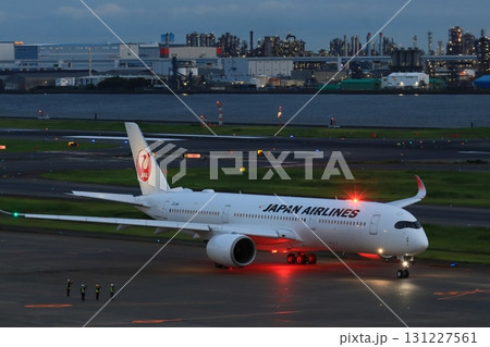 夜の羽田空港　夜間飛行に向かう旅客機 131227561