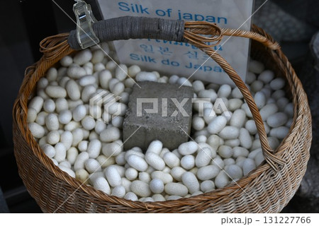 日本の伝統工芸「絹織物」・ジャパンシルク・三大天然素材（麻 綿 絹）・日本観光旅行の背景素材 131227766