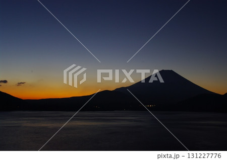 精進湖から見た真冬の朝日が昇る富士山 131227776