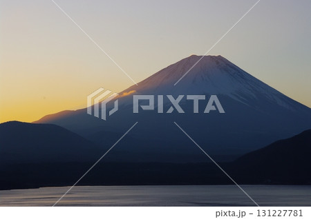 精進湖から見た真冬の朝日が昇る富士山 精進湖から見た真冬の朝日が昇る富士山 131227781