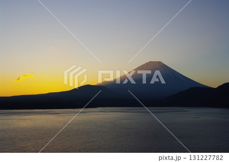 精進湖から見た真冬の朝日が昇る富士山 精進湖から見た真冬の朝日が昇る富士山 131227782
