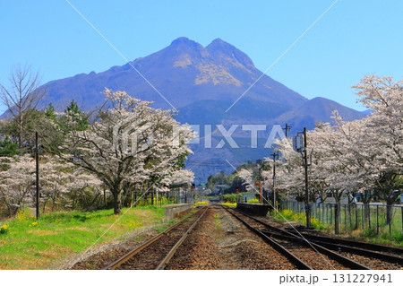 春の南由布駅(由布岳・由布市湯布院町) 春の南由布駅(由布岳・由布市湯布院町) 131227941