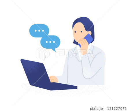 スマートフォンとPCでオンライン会議（MTG）をする建設会社の女性スタッフ 131227973