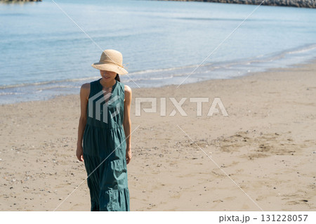 砂浜を歩く女性 131228057