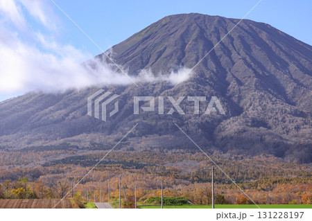 北海道倶知安町、秋空にそびえる羊蹄山【10月】 北海道倶知安町、秋空にそびえる羊蹄山【10月】 131228197