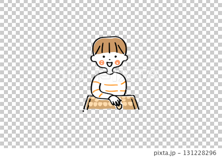 笑顔で将棋を指す男の子 131228296