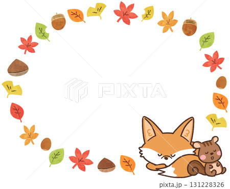 秋の紅葉と眠るキツネとリスの丸いフレームイラスト 131228326