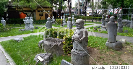 中華寺院の裏庭 131228335